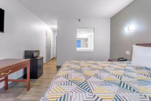 a hotel room with a bed and a desk and a bed at Motel 6 - Franklin, OH in Franklin +16 photos