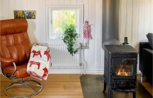 韦斯特维克Stunning Home In Västervik With Kitchen的一间带椅子和炉灶的客厅