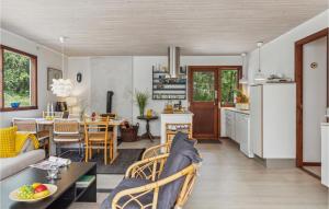 eine Küche und ein Wohnzimmer mit einer Couch und einem Tisch in der Unterkunft 3 Bedroom Beautiful Home In Nexø in Neksø