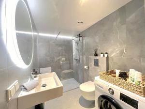 Un baño con lavabo y lavadora. en Cozy Tartu Apple Garden with Terrace, en Tartu