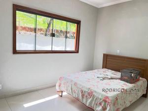 un dormitorio con una cama y una ventana en Chácara próximo à São Lourenço, en Dom Viçoso 26 fotos más