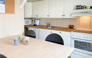 Η κουζίνα ή μικρή κουζίνα στο Stunning Home In Ålesund With Kitchen