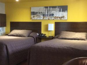 Postel nebo postele na pokoji v ubytování Miami Motel inc
