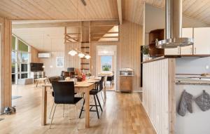Una cocina y un comedor con mesa y sillas. en Nice Home In Glesborg With Sauna, en Glesborg