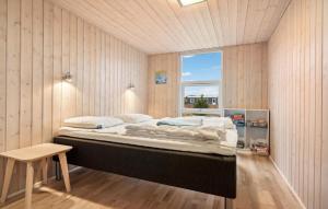 una cama grande en una habitación con ventana en Nice Home In Glesborg With Sauna, en Glesborg