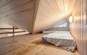 Un dormitorio con una cama y un techo de madera. en Nice Home In Glesborg With Sauna, en Glesborg 10 fotos más