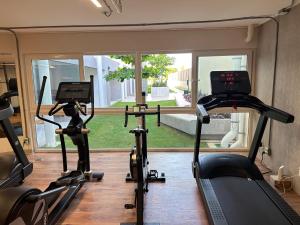 Gimnasio o instalaciones de fitness de OCEAN FRONT luxury hotel room "Pacific Point"