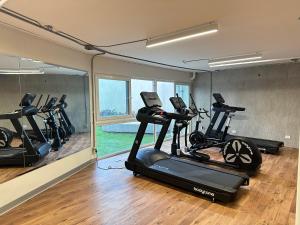 Gimnasio o instalaciones de fitness de OCEAN FRONT luxury hotel room "Pacific Point"