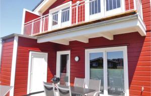 ダゲビュルにあるBeautiful Home In Dagebüll With Saunaの赤い家