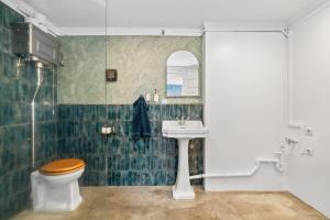 un baño con inodoro y lavabo en Downtown Reykjavik Studio Apartment, en Reikiavik
