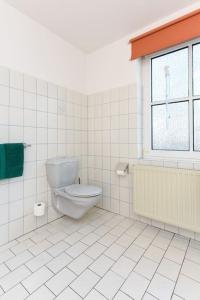 Et badeværelse på Bensersiel Ferienwohnung Pirat mit Terrasse + 17 billeder