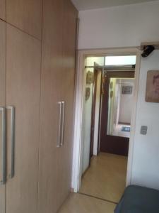 een hal die leidt naar een kamer met een deur bij inegociável por 3 anos in Sao Paulo