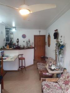 een woonkamer met een bank en een tafel bij inegociável por 3 anos in Sao Paulo