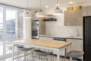 Η κουζίνα ή μικρή κουζίνα στο Modern & Cozy 2BR Apartment F21 at Playa Venao