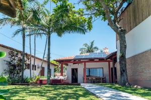 a house with solar panels on the roof at Casa Beira mar, com Jacuzzi no centro de Bombinhas in Bombinhas