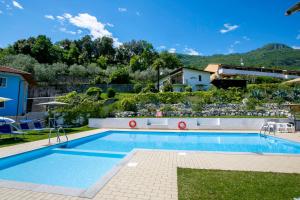 Bazén v ubytovaní Residence Christina Due Laghi - Happy Rentals alebo v jeho blízkosti