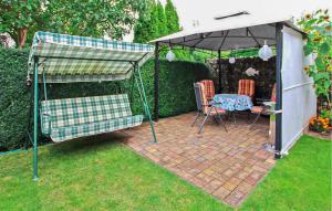 Ferienwohnung Waren Müritz في Warenshof: شرفة مع طاولة وكراسي تحتها