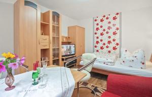 Ferienwohnung Waren Müritz في Warenshof: غرفة بها سرير وطاولة وكراسي