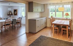 Kuchyň nebo kuchyňský kout v ubytování Gorgeous Home In Eksjö With Kitchen