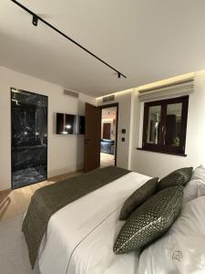 Postel nebo postele na pokoji v ubytování Ceci Suites