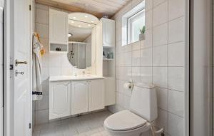 Kopalnica v nastanitvi 2 Bedroom Gorgeous Home In Vordingborg