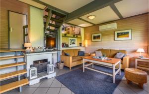un soggiorno con divano e camino di Ferienhaus 105 In Kirchheim a Kemmerode