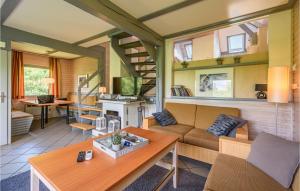 un soggiorno con un divano e un tavolo di Ferienhaus 105 In Kirchheim a Kemmerode