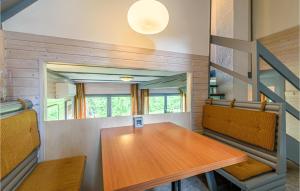 una sala da pranzo con tavolo e sedie in legno di Ferienhaus 105 In Kirchheim a Kemmerode