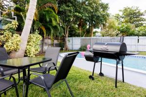 una parrilla de barbacoa en una mesa en el patio en Plumeria Housing, en Fort Lauderdale