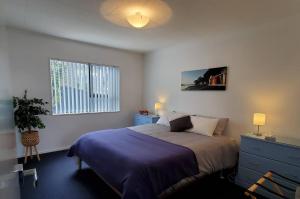 ワイヒ・ビーチにあるQuiet 2 Bedroom Retreat near the Beachの大きなベッドと窓のある寝室