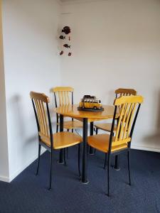 ワイヒ・ビーチにあるQuiet 2 Bedroom Retreat near the Beachのテーブル(椅子付)、ケーキ