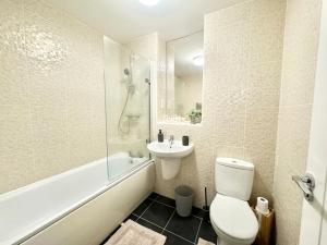 Ένα μπάνιο στο Unique Stays Modern Evergreen House in Ashford!