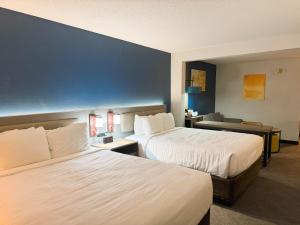 Voodi või voodid majutusasutuse Comfort Inn & Suites Sheboygan I-43 toas +69 fotot