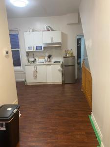 トロントにあるBUDGET Triple Room with En Suite Bathroom 36Aのキッチンと廊下が備わる空の部屋