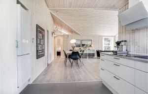 Kuchyň nebo kuchyňský kout v ubytování Beautiful Home In Rømø With Kitchen
