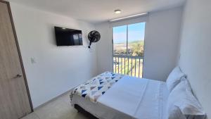 Rúm í herbergi á Apartamentos en Club Residencial