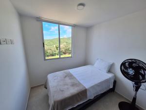 Rúm í herbergi á Apartamentos en Club Residencial