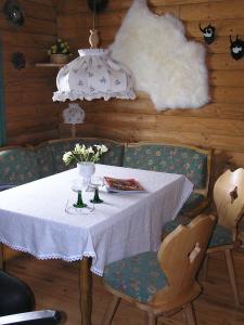 Ein Restaurant oder anderes Speiselokal in der Unterkunft Ferienhaus Blommen - Falkertsee 
