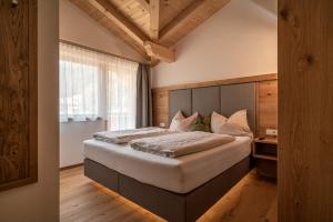 een slaapkamer met een groot bed in een kamer bij Haus Auermühle in Ellmau
