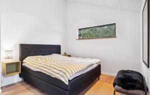 a bedroom with a bed and a window at 3 Bedroom Nice Home In Fårevejle in Fårevejle