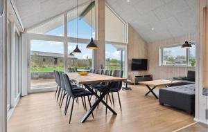 Μια τηλεόραση ή/και κέντρο ψυχαγωγίας στο 3 Bedroom Lovely Home In Bogense