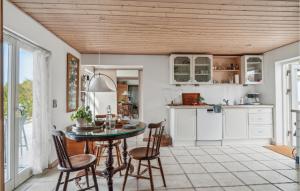 eine Küche mit Tisch und Stühlen in einem Zimmer in der Unterkunft 2 Bedroom Awesome Home In Kalundborg in Kalundborg + 10 Fotos