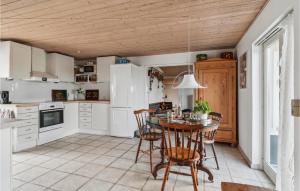 eine Küche mit Tisch und Stühlen in einem Zimmer in der Unterkunft 2 Bedroom Awesome Home In Kalundborg in Kalundborg