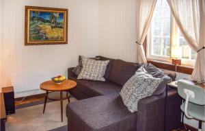 un soggiorno con un divano e un tavolo di Gorgeous Home In Fyresdal a Fyresdal