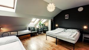 Letto o letti in una camera di Sir Toby's Hostel