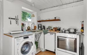 Dapur atau dapur kecil di 2 Bedroom Amazing Home In Samsø
