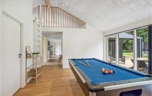 Τραπέζι μπιλιάρδου στο Amazing Home In Sjølund With Sauna