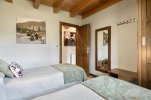 A bed or beds in a room at Casa Otal