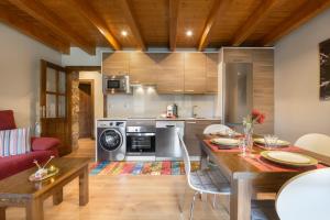 A kitchen or kitchenette at Casa Otal
