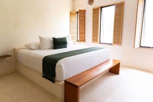 Ένα ή περισσότερα κρεβάτια σε δωμάτιο στο Koos Tulum Hotel